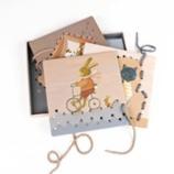 COFFRET DE SIX CARTES À COUDRE AVEC DES LACETS